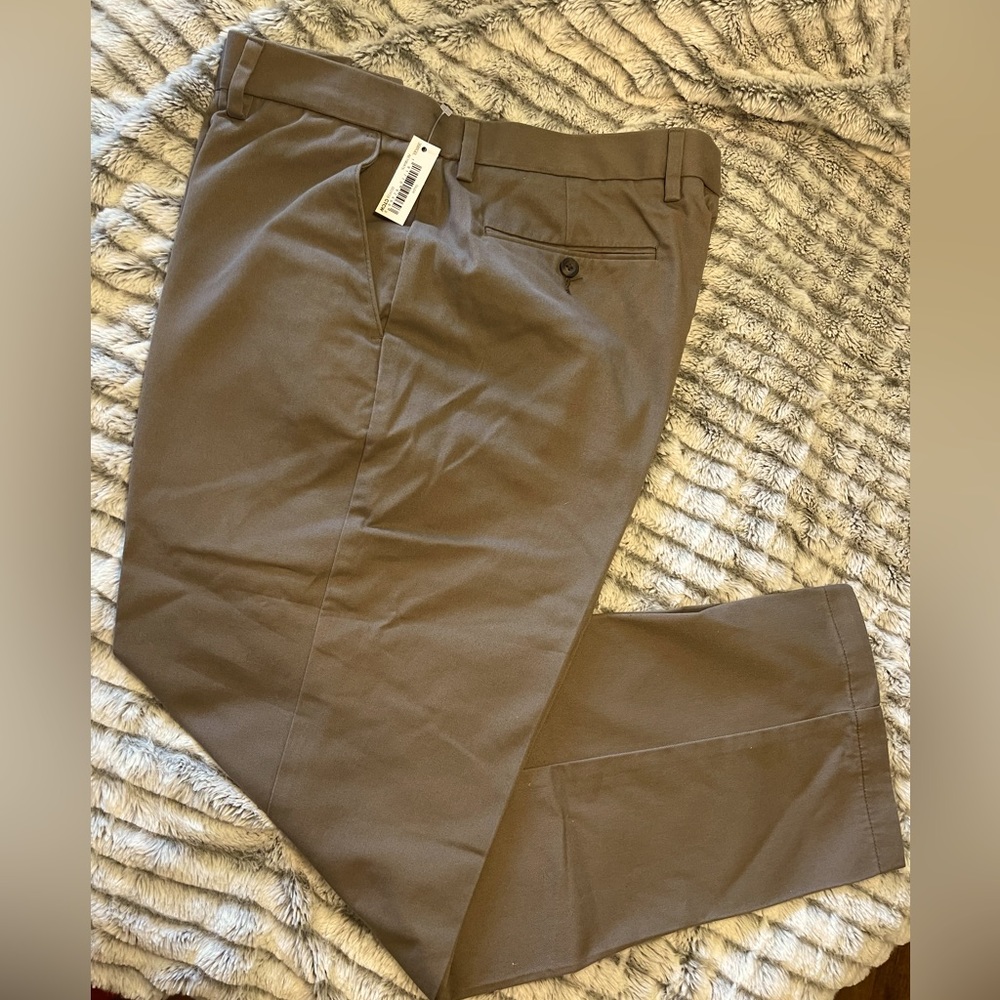 NWT Amazon Essentials Men's Straight-Fit Wrinkle-Resistant Flat-Front Chino Pant